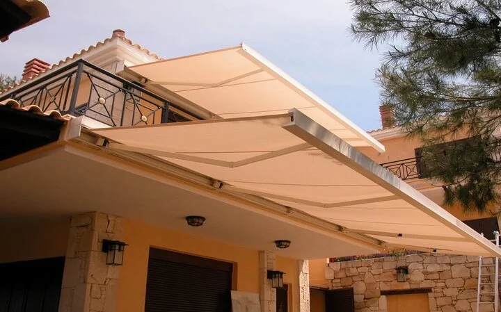 The advantages and disadvantages of repairing the shop's electric awning