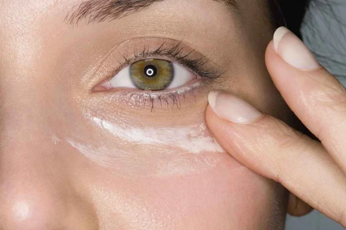 Why should not apply sunscreen around the eyes?