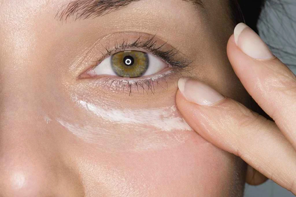 Why should not apply sunscreen around the eyes?