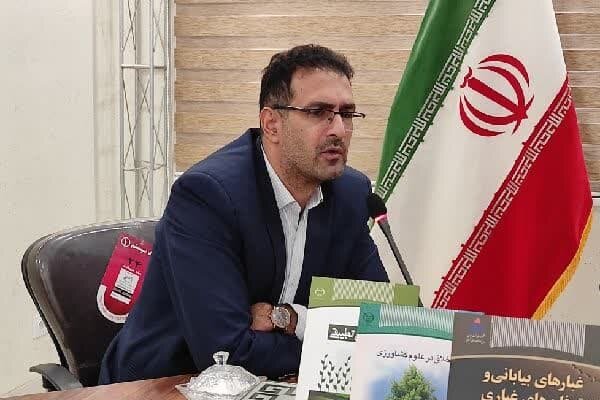 اهدا ۳۵۰ جلد کتاب تخصصی به خانه‌های محیط زیست لرستان