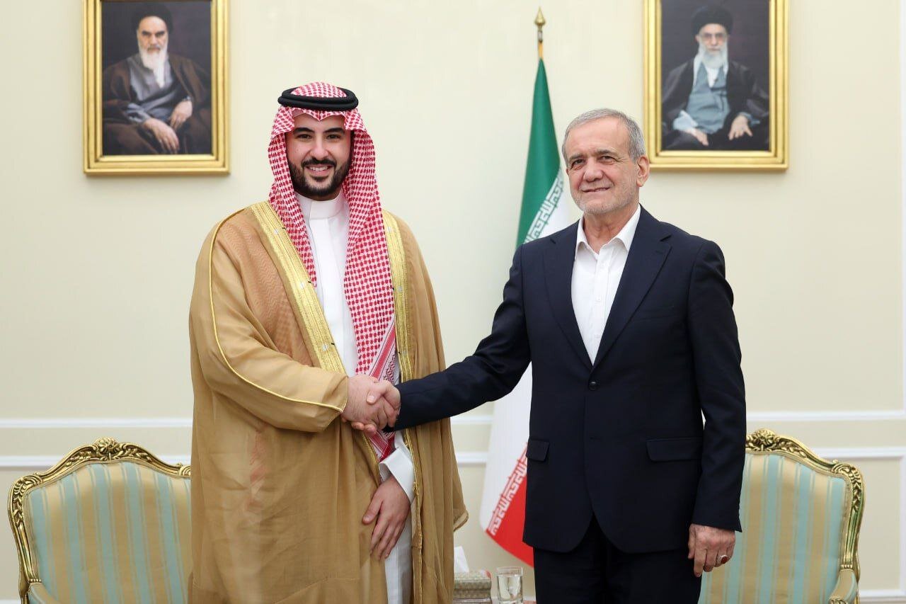 اهداف سفر  «برادرِ بن سلمان» به ایران در آستانه دور دوم مذاکرات ایران و آمریکا